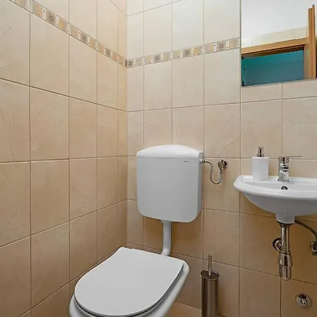 Apartment Lucija With Private Pool Zrnovnica