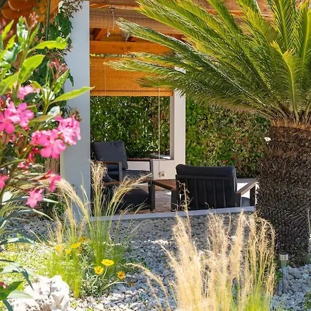 Apartment Lucija With Private Pool Zrnovnica
