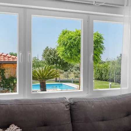 Apartment Lucija With Private Pool Zrnovnica